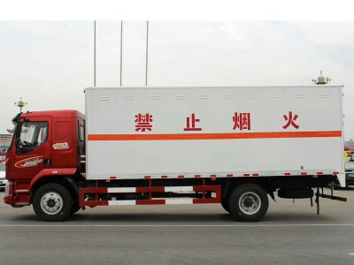 柳汽乘龙6.6米（额载10.6吨）气體(tǐ)厢式車(chē)