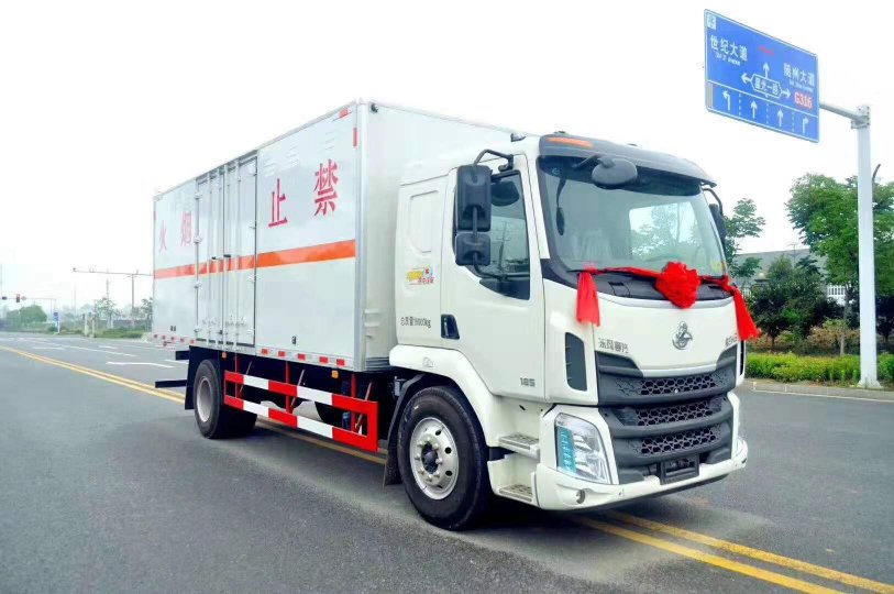 柳汽乘龙6.5米杂项危废厢式运输車(chē)