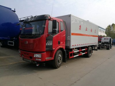 解放6米液體(tǐ)厢式运输車(chē)