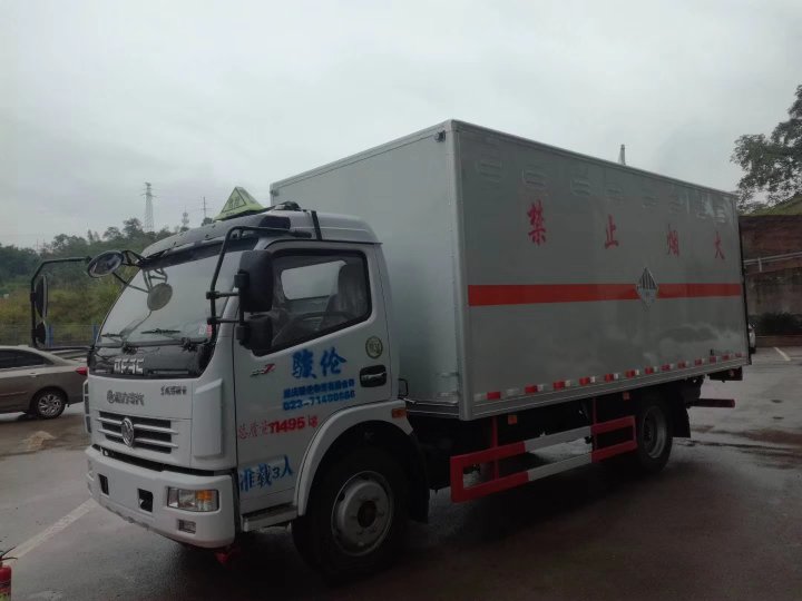 东风5米1废旧電(diàn)池运输車(chē)