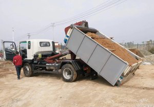 大运5方勾臂式垃圾車(chē)试車(chē)中(zhōng)